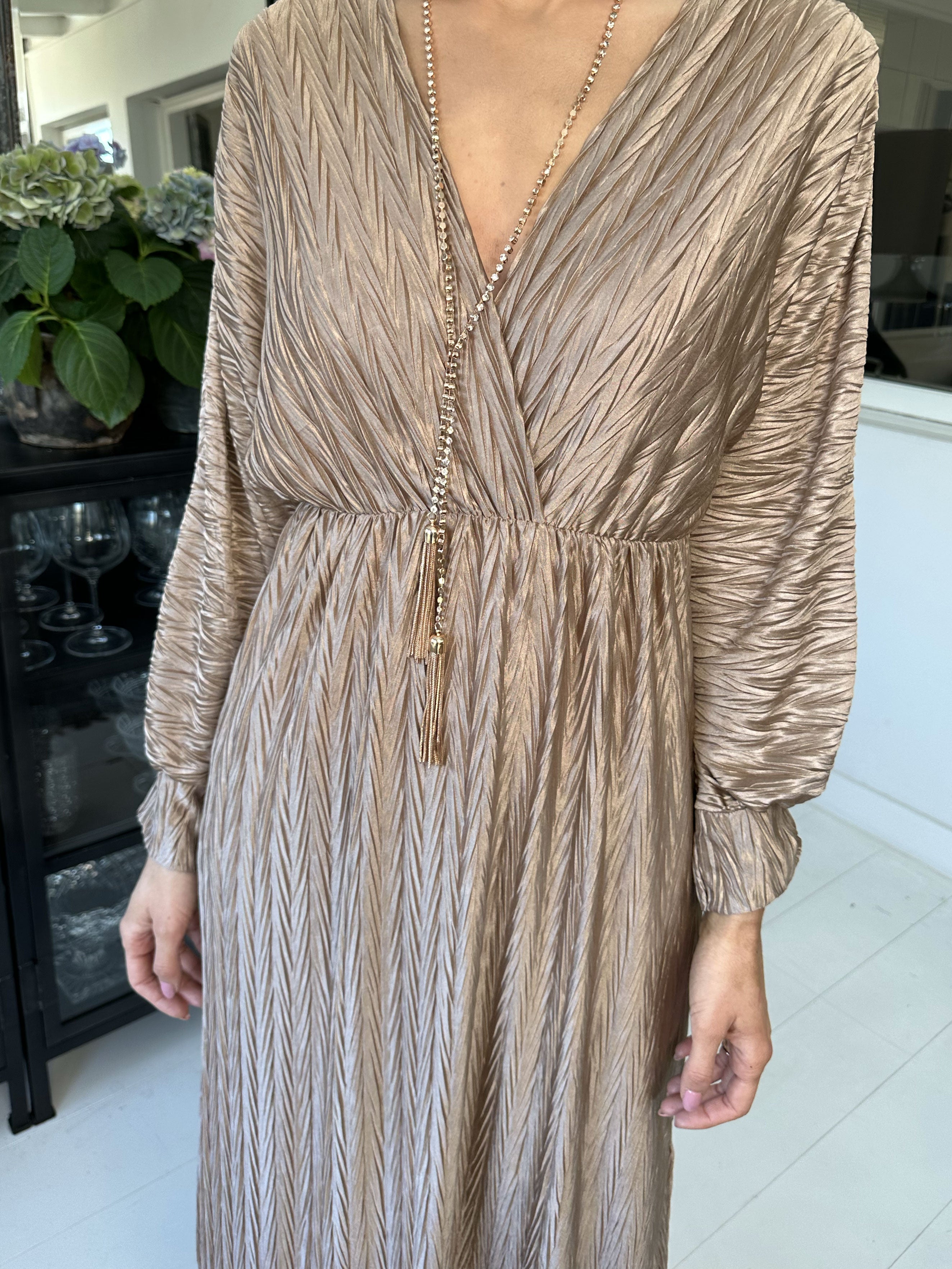 Love - Lang smuk plisseret kjole i shiny stof